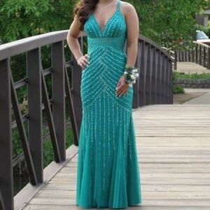 Elegant Emerald Green Evening Gown